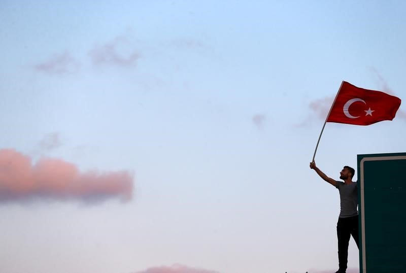 Une centaine de personnes arretees en turquie
