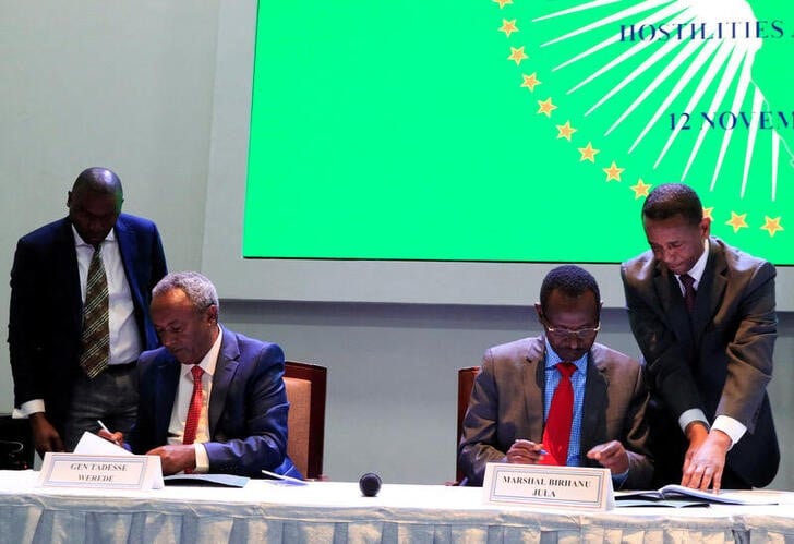 Signature de la mise en oeuvre de l'accord de cessation des hostilites entre le gouvernement ethiopien et les forces du tigre, a nairobi