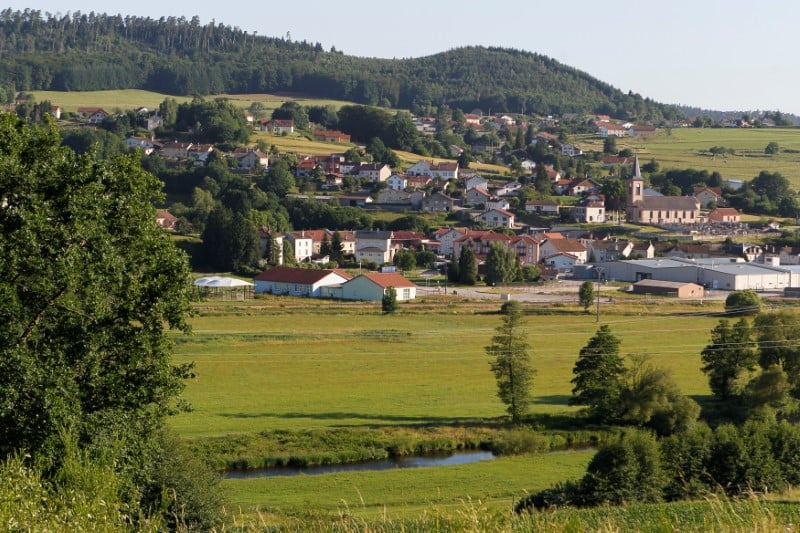 Macron veut plus d'acces aux services publics dans les territoires