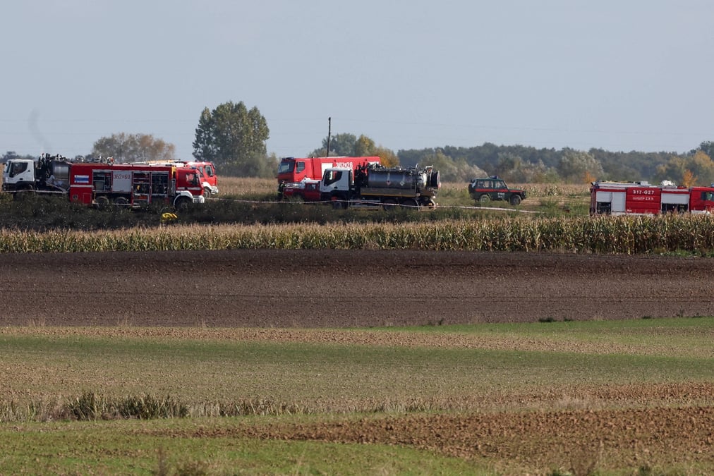 Des pompiers travaillent sur le terrain pres de l'oleoduc droujba