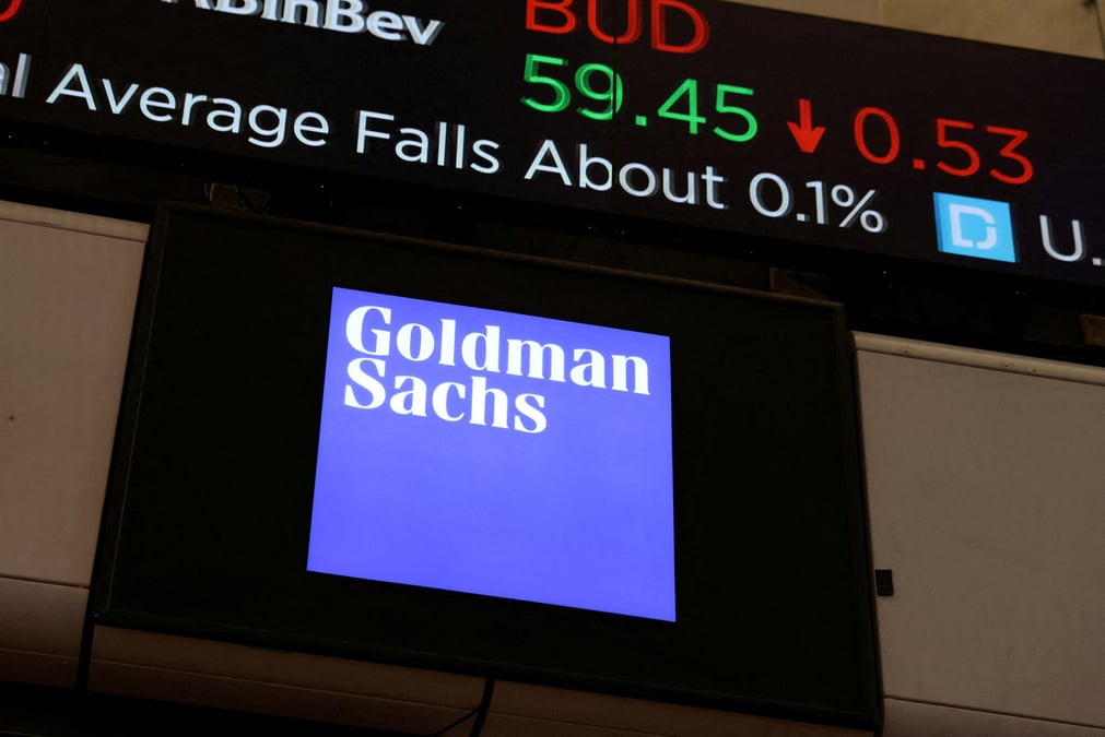 Le logo de goldman sachs est vu dans la salle des marches de la bourse de new york (nyse)