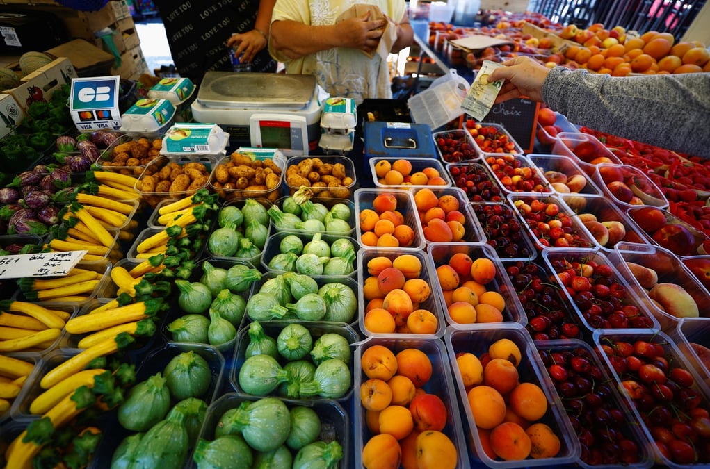 Photo d'acheteurs achetant des fruits sur un marche local a nice