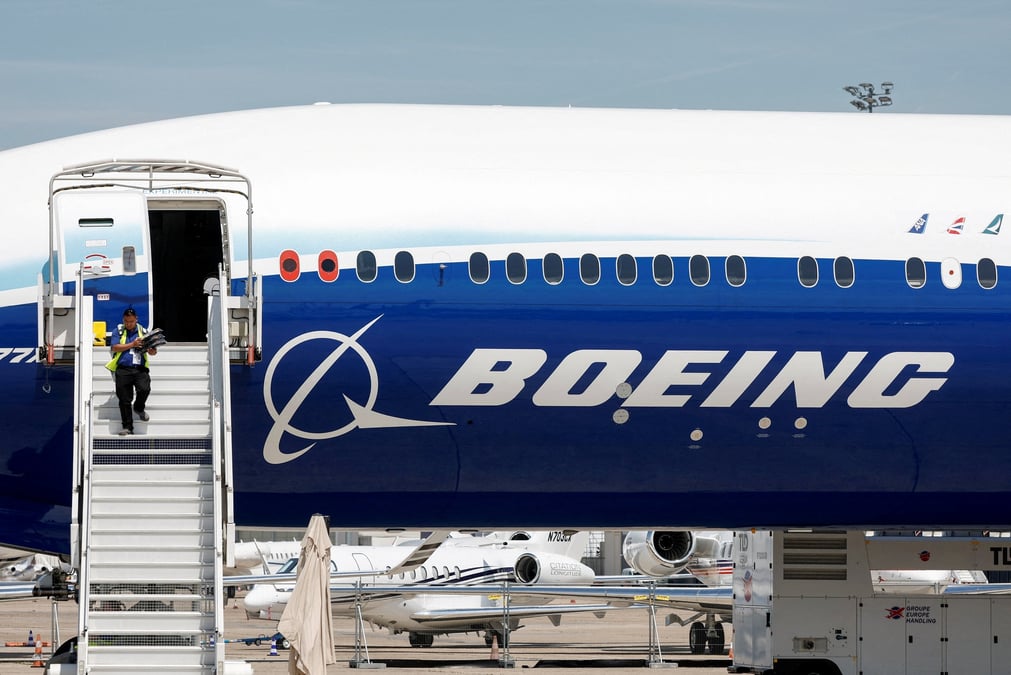 « Boeing a l'intention d'utiliser le produit net des offres à des fins générales de l'entreprise, ce qui peut inclure, entre autres, le remboursement de la dette, les ajouts au fonds de roulement, les dépenses d'investissement et le financement et les investissements dans les filiales de la société », précise encore le géant américain.