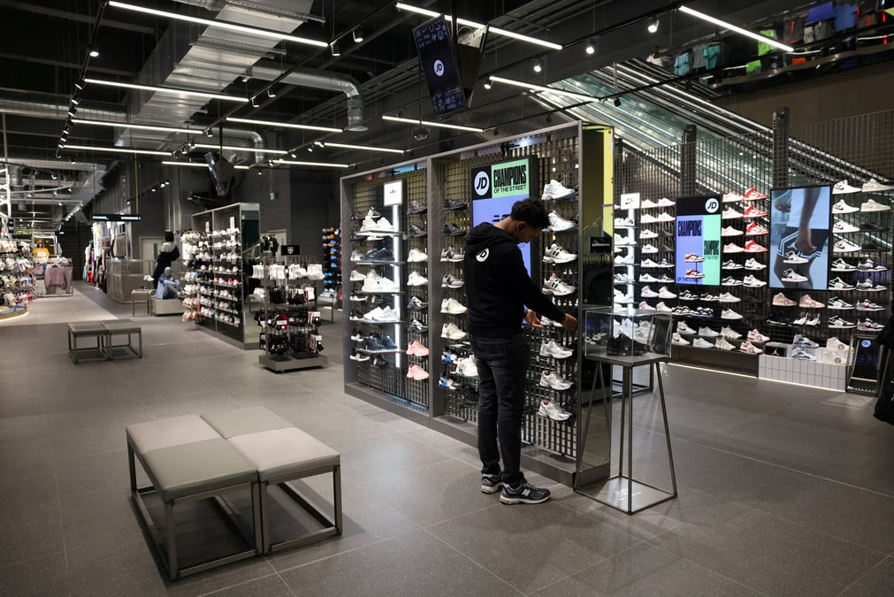 Un employe  dans le magasin jd sports du centre commercial westfield stratford city a londres