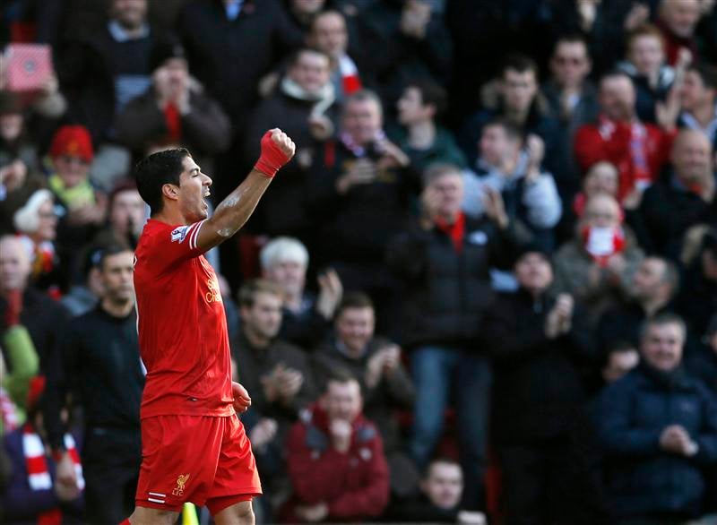 Premier League: Suarez propulse les Reds en tête du classement