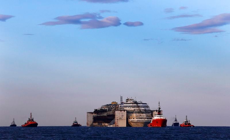 L'épave du Costa Concordia à l'approche du port de Gênes