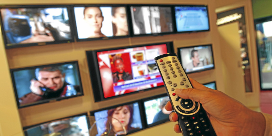 Pour mémoire, en juillet dernier, l'Arcom avait dévoilé sa pré-sélection pour la réattribution de 15 fréquences télé en 2025, écartant le renouvellement de NRJ12 et C8, et ne retenant pas la webtélé de gauche radicale Le Média.