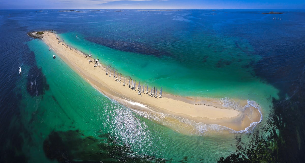 Vue aérienne de l'ile de Guiriden au large de Fouesnant, sanctuaire naturel et paradis des oiseaux.