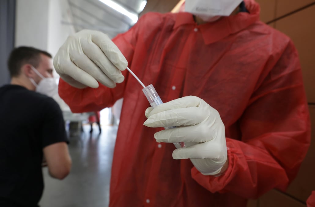 Coronavirus: la haute autorite de sante francaise valide les tests salivaires