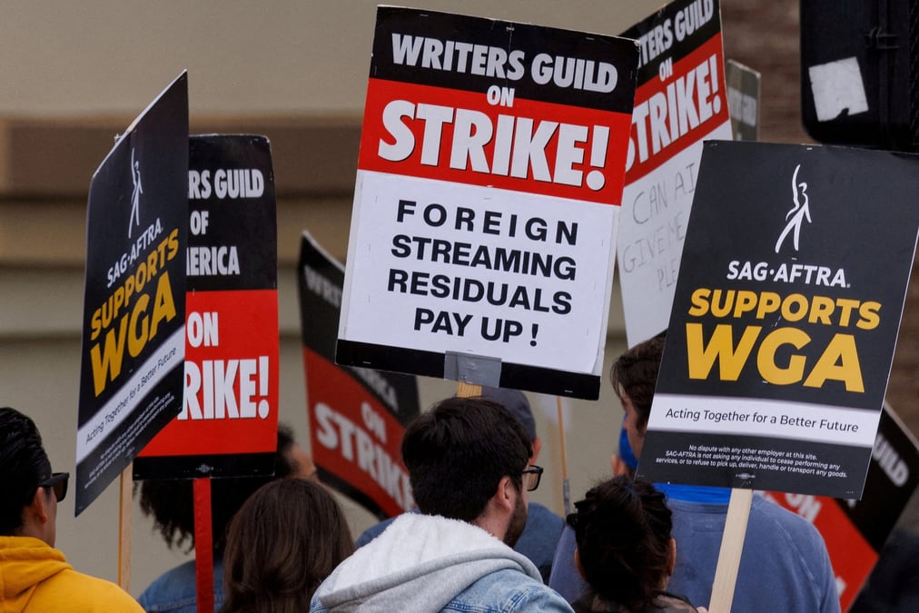 Photo d'archives d'un piquet de greve de la sag-aftra et la writers guild of america