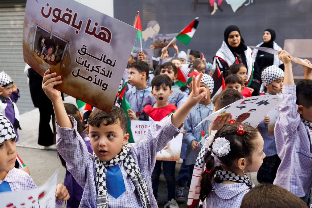 Manifestation de solidarite avec les palestiniens de gaza devant les bureaux de la croix-rouge a beyrouth