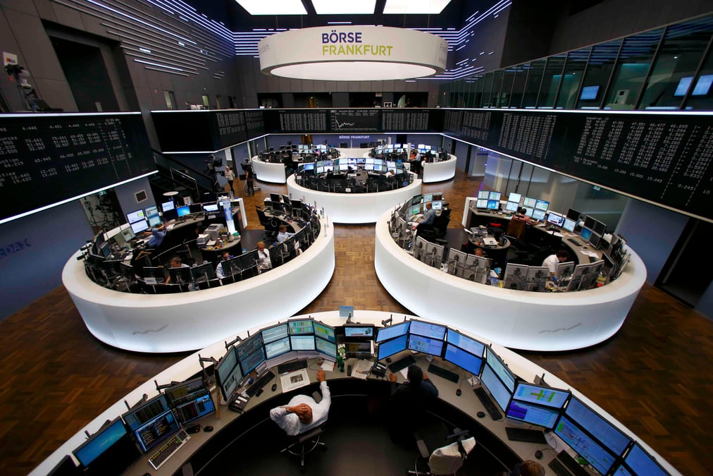 Les bourses europeennes dans le rouge a la mi-seance