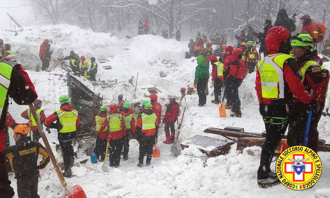Au moins six morts dans l'hotel italien balaye par une avalanche