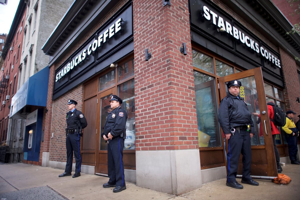 Starbucks: les employes seront sensibilises a la discrimination raciale