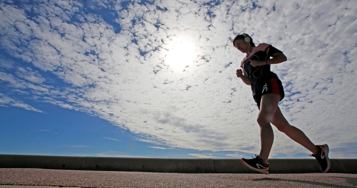 La ministre de la Santé se dit très inquiète de voir "des citoyens assez irresponsables continuer de faire leur jogging entre midi et deux heures", ajoutant que "ce sont ces personnes-là qui, in fine, vont se retrouver dans les urgences". (Photo d'illustration: jogging sur la Corniche, à Marseille)