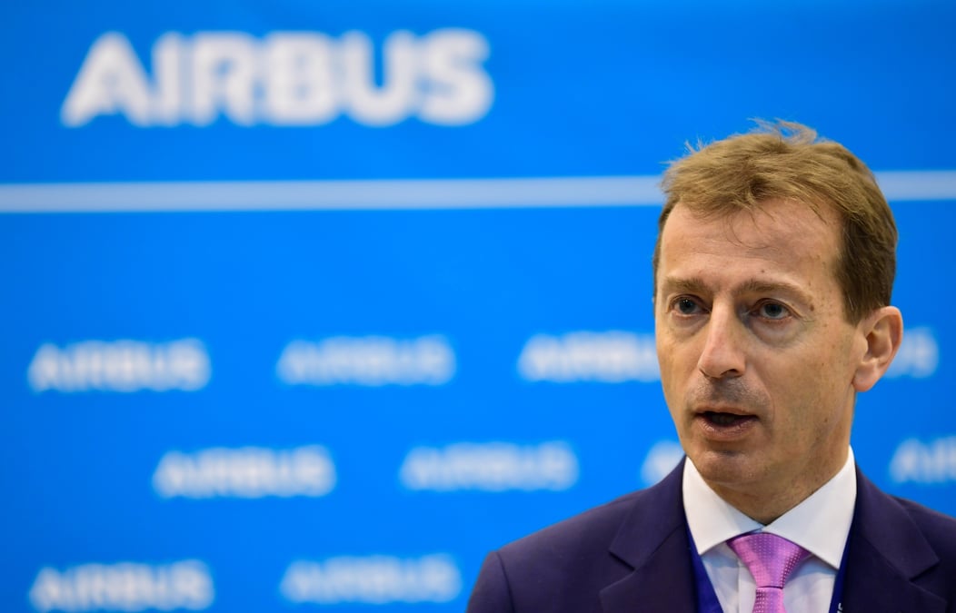 Guillaume faury, pdg d'airbus, s'exprime lors d'une visite dans les installations de recherche d'airbus a hambourg