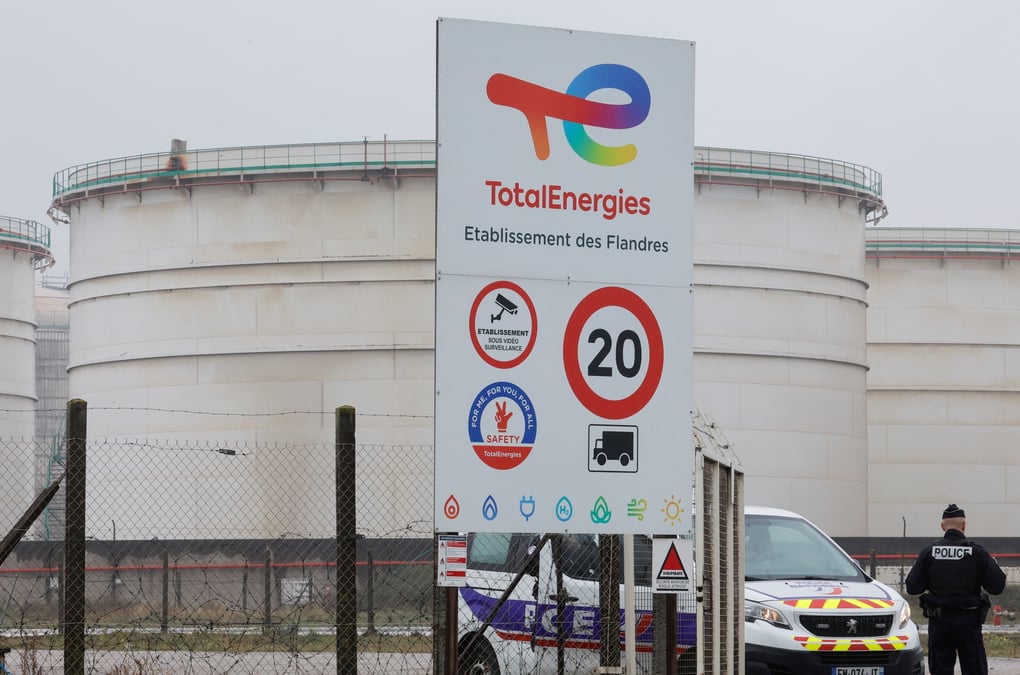 Des policiers francais montent la garde devant le depot de carburants de mardyckles
