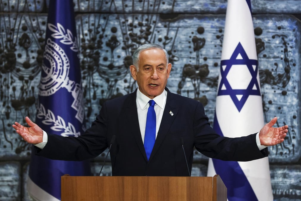 Benjamin netanyahu lors d'une ceremonie durant laquelle isaac herzog lui remet le mandat de former un nouveau gouvernement