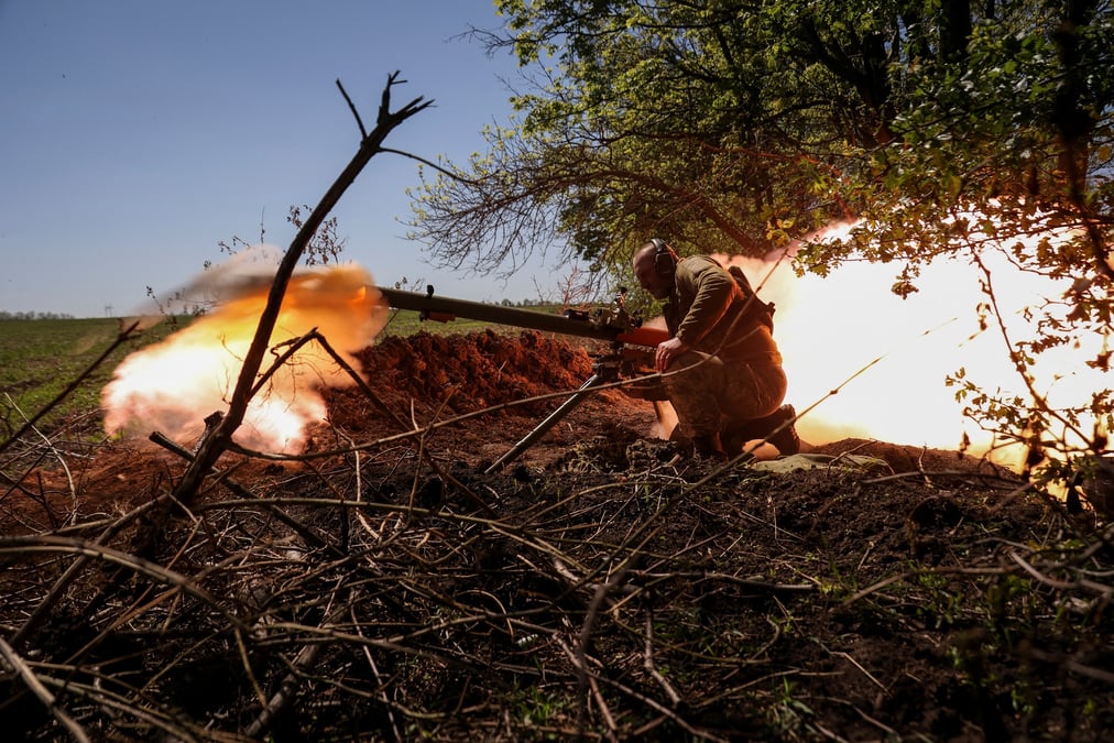 Un soldat ukrainien tire un lance-grenades antichar sur une ligne de front pres de bakhmut