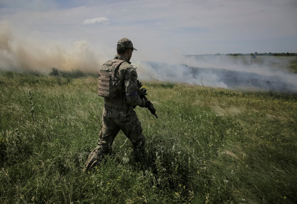 Un militaire ukrainien pres de la ligne de front dans le village nouvellement libere de neskuchne