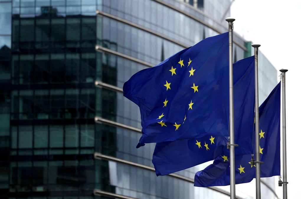 Des drapeaux europeens flottent devant le siege de la commission europeenne a bruxelles