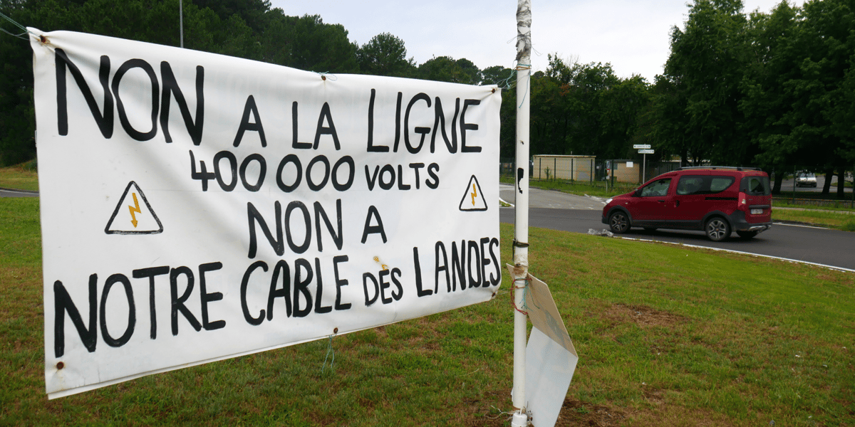 Dans les Landes, les opposants au tracé de la ligne très haute tension d'interconnexion entre la France et l'Espagne affichent leurs couleurs.