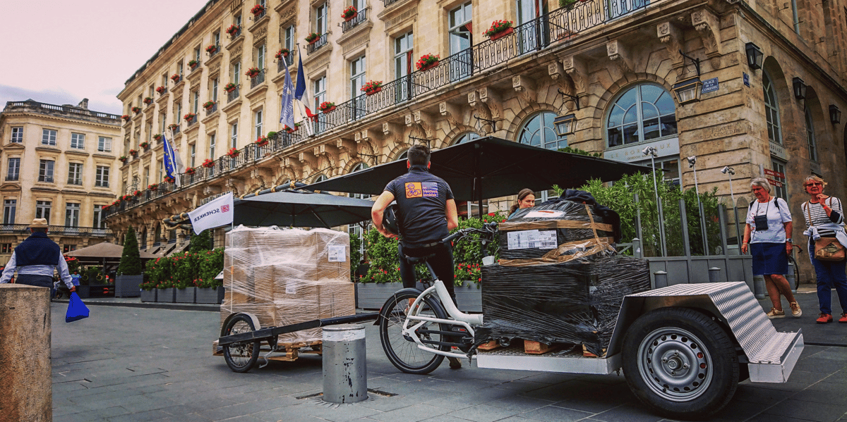 À Bordeaux, la livraison de colis à vélo a doublé au premier semestre 2024. Ici un livreur des Triporteurs bordelais.