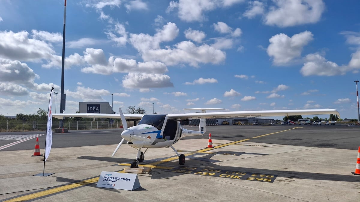 Dans le cadre de l’Elektro Tour 2025, le Pipistrel Velis Electro réalise une cinquième étape à l'aéroport de Nantes Atlantique.