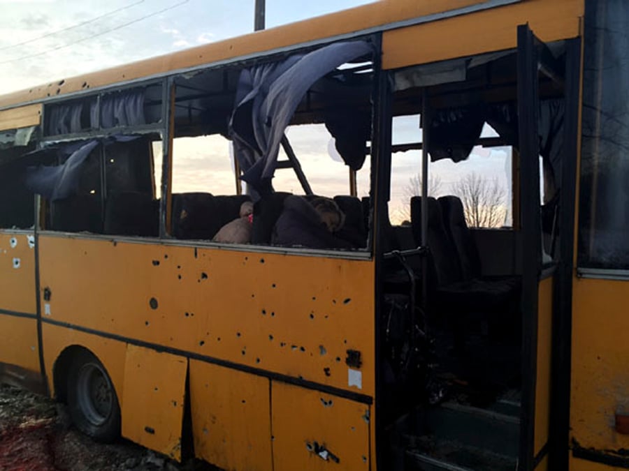 Un car touche par un obus en ukraine, dix morts