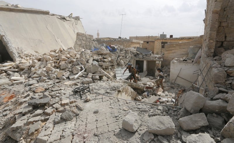 L'armee syrienne prepare une offensive au sol contre les insurges dans la province d'alep