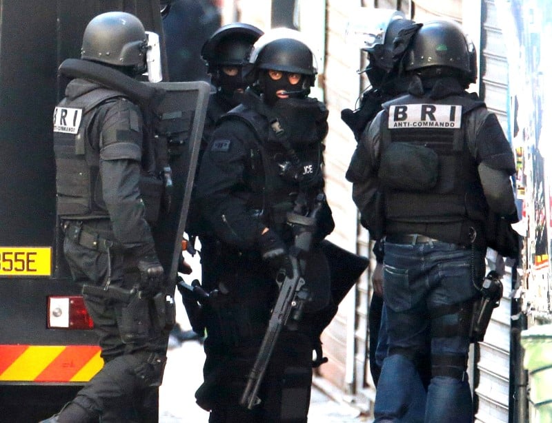 Les suspects de saint-denis auraient projete d'attaquer la defense