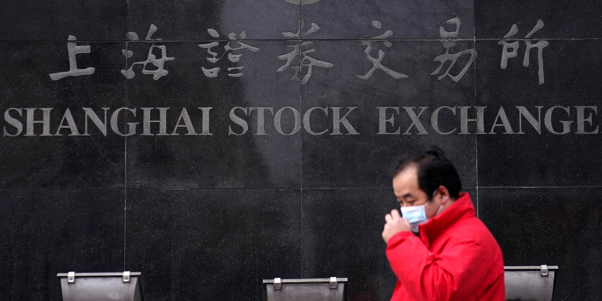 L'épidémie, qui a désormais fait plus de morts que le virus du Sras, pesait également sur les marchés chinois des changes et des matières premières.