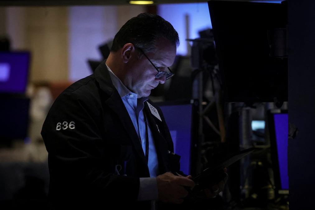 Un trader travaille sur le parquet de la bourse de new york