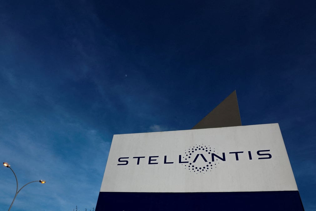 Le logo de stellantis sur le batiment de la societe a velizy-villacoublay pres de paris