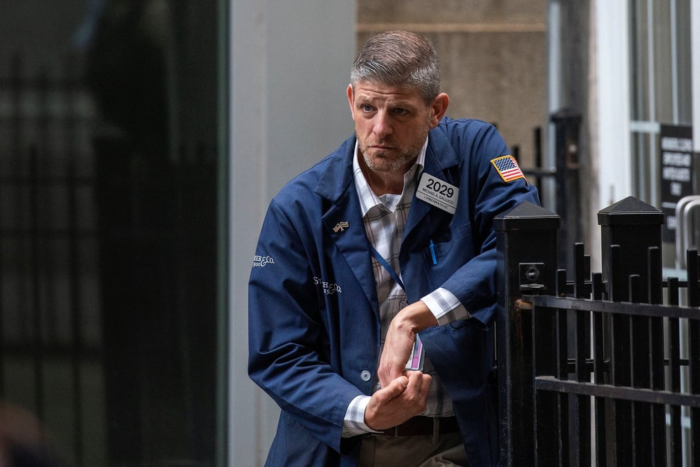 Un trader se repose a l'exterieur de la bourse de new york