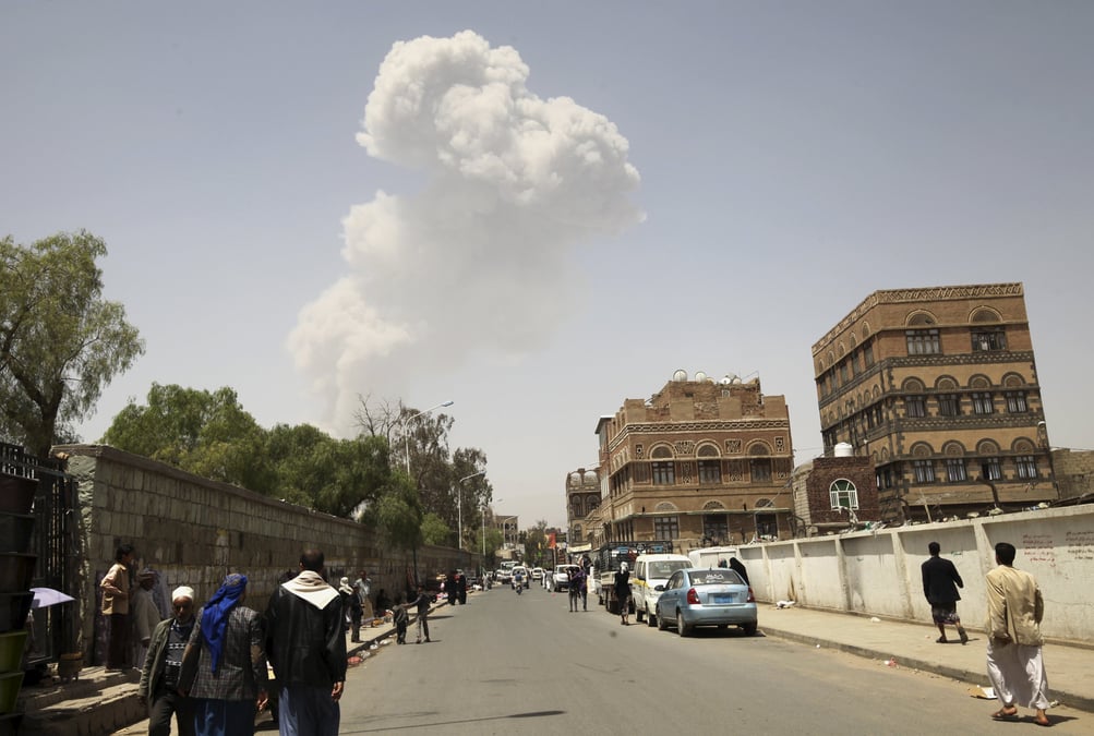 Un depot militaire touche lors d'une frappe aerienne a sanaa
