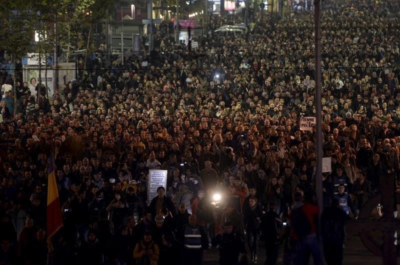 Manifestation anti-gouvernementale a bucarest apres l'incendie d'une discotheque