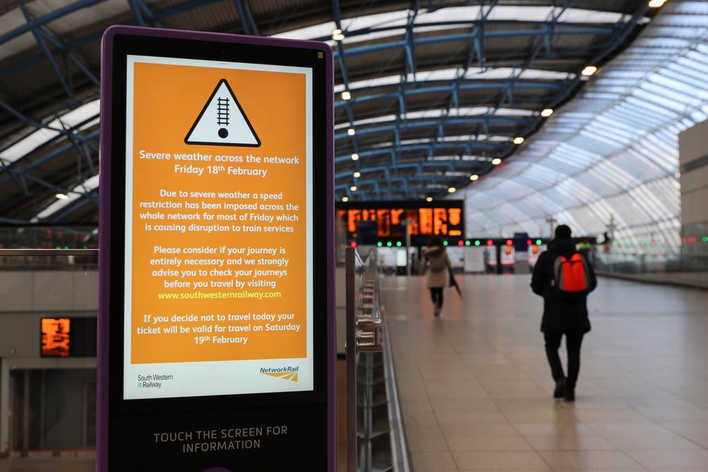 La tempete eunice s'abat sur l'angleterre, cinq departements francais en vigilance orange