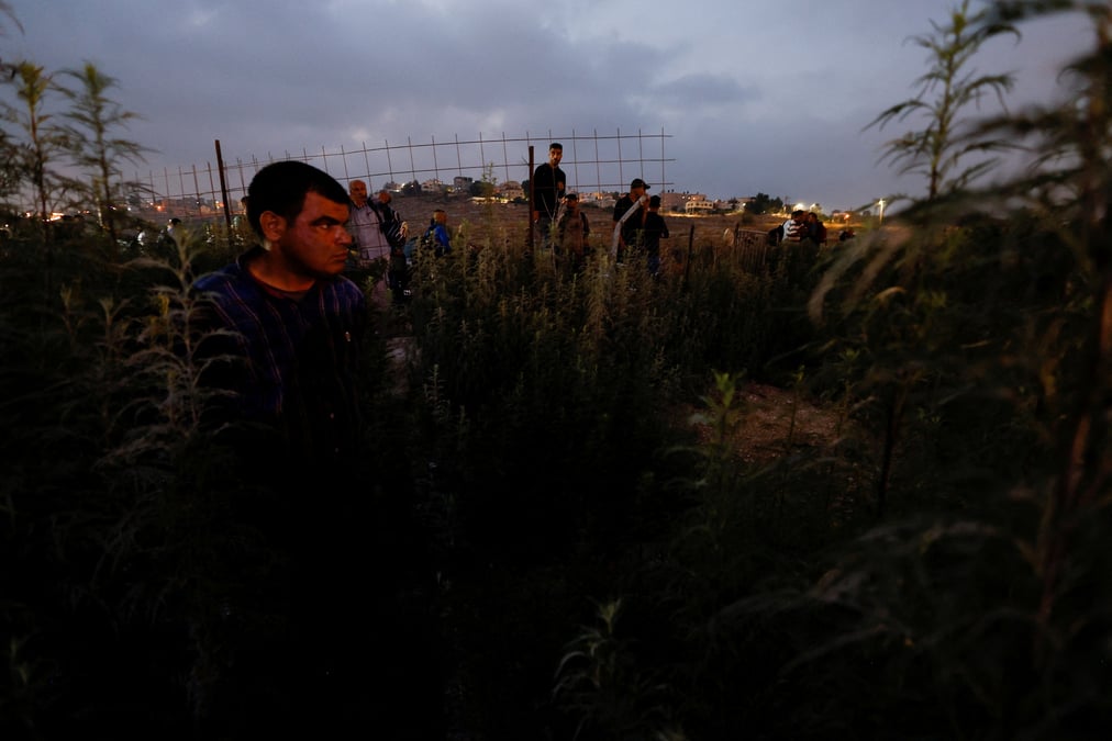 Israel: greve des travailleurs palestiniens contre un nouveau mode de reglement des salaires