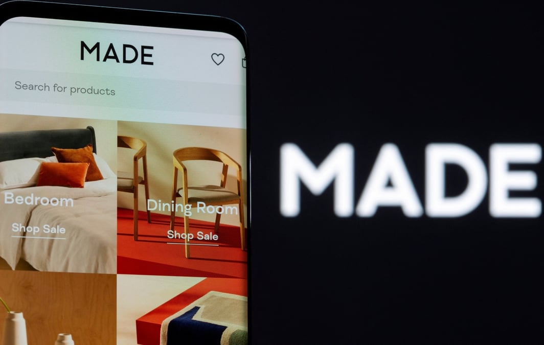 Le site web made.com est visible sur un smartphone