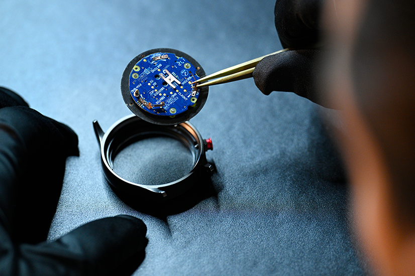 Grâce à son micro-moteur silicium, Silmach a commercialisé une montre hybride (à aiguilles) connectée, conçue et assemblée à Besançon, en partenariat avec le groupe américain TIMEX, en novembre 2023. Son nom : TheTimeChanger.