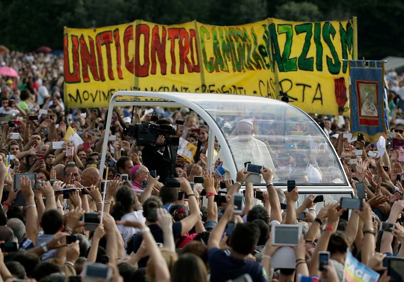 Près de Naples, le pape s'en prend de nouveau à la mafia
