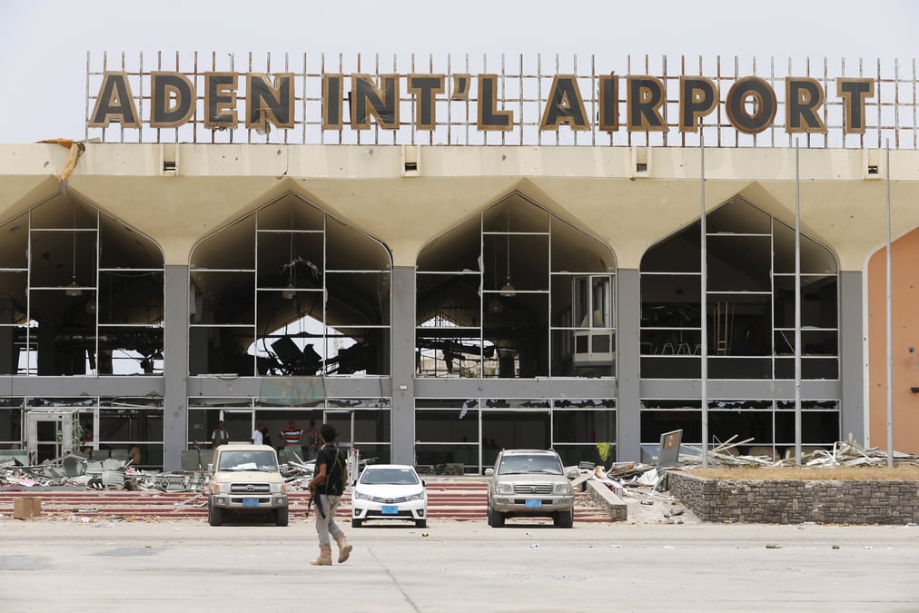 De l'equipement achemine pour rouvrir l'aeroport d'aden au yemen