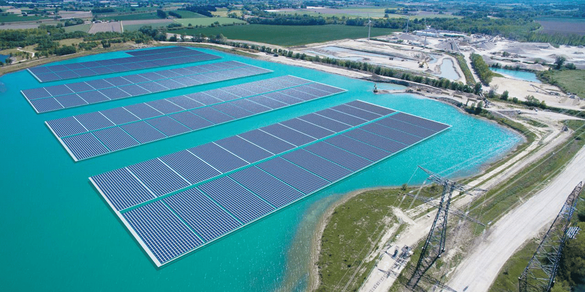 A Piolenc (Vaucluse), Akuo a développé la première centrale commerciale de solaire flottant.