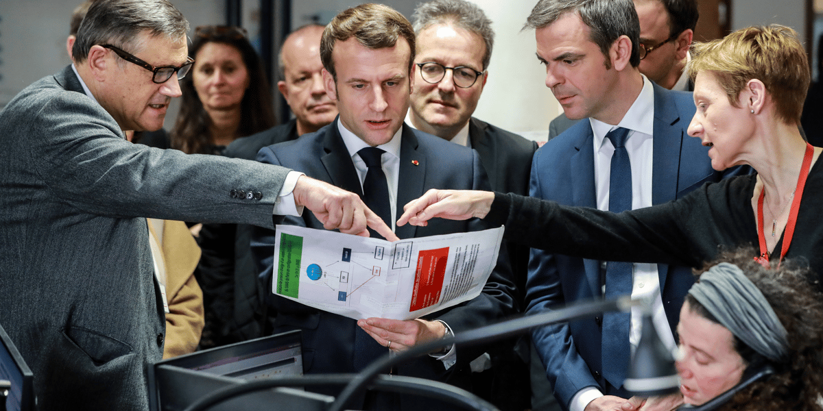 Coronavirus : Emmanuel Macron, le ministre de la Santé Olivier Véran et Martin Hirsch, le président de l'AP-HP écoutent le professeur Pierre Carli, chef du service de régulation du Samu de Paris à l'Hôpital Necker