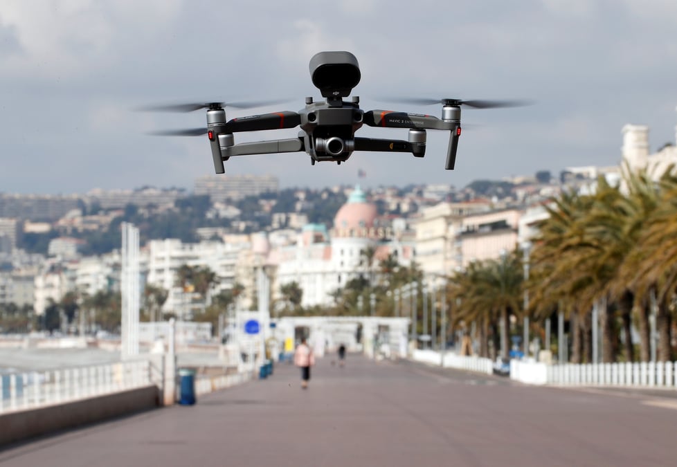 Coronavirus : un drone survole la Promenade des Anglais à Nice pour rappeler les mesures de confinement