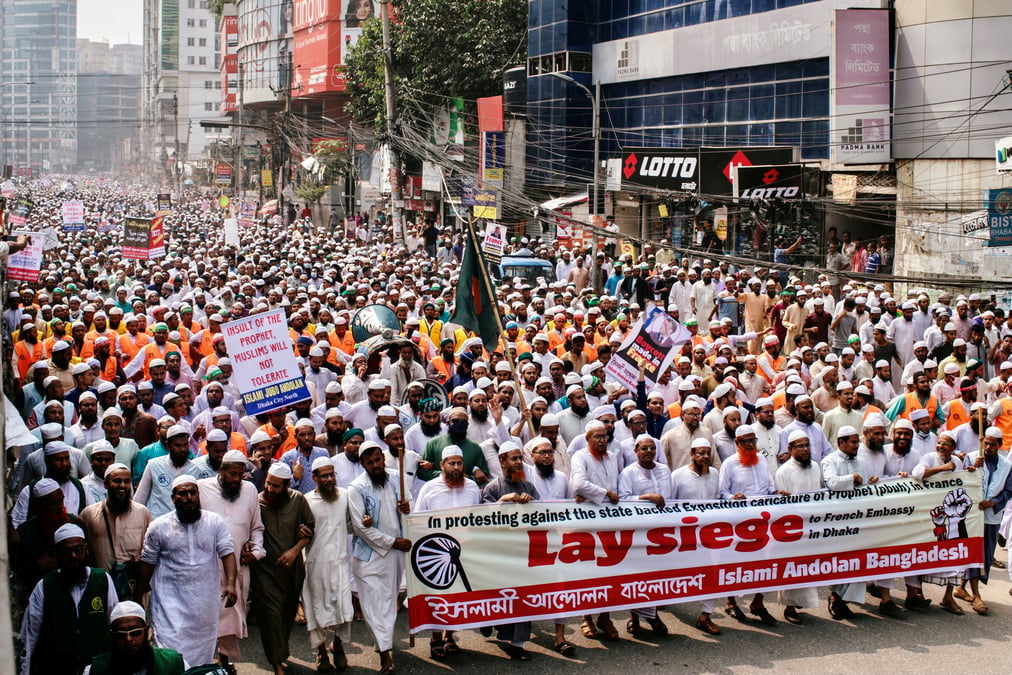 Bangladesh: des milliers de manifestants anti-macron a dacca