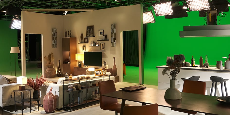 Avec la technologie « VFX on set », les décors virtuels sont incrustés et visualisés en temps réel.
