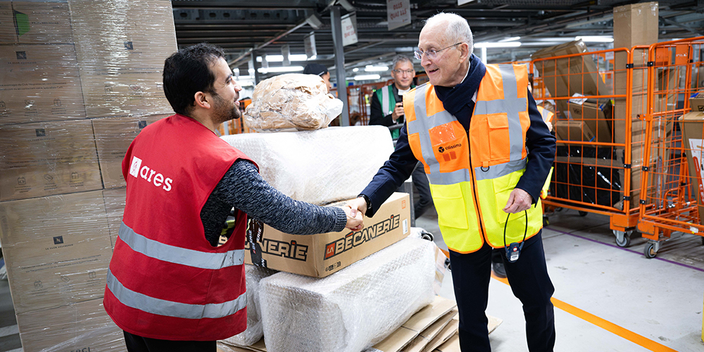 Philippe Wahl au centre de distribution Colissimo, à Thillay (Val d’Oise), en juin 2024.