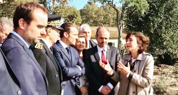 Emmanuel Macron, aux côtés de la présidente de Région Carole Delga et des autres élus locaux, lors du déplacement dans l'Aude du chef de l'État